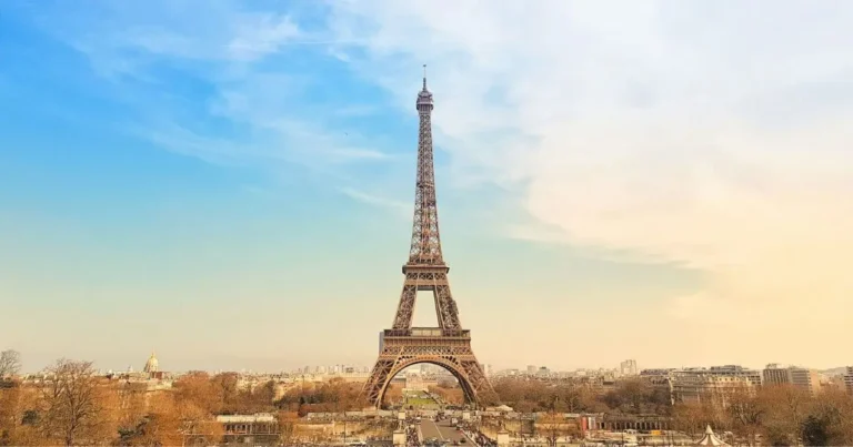 is paris safe for solo female travellers